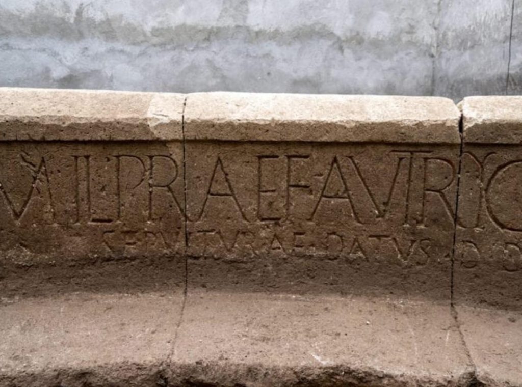 Itaalias leiti puutumatu iidse tsivilisatsiooni haud koos enam kui sajaga artefaktidega (foto)