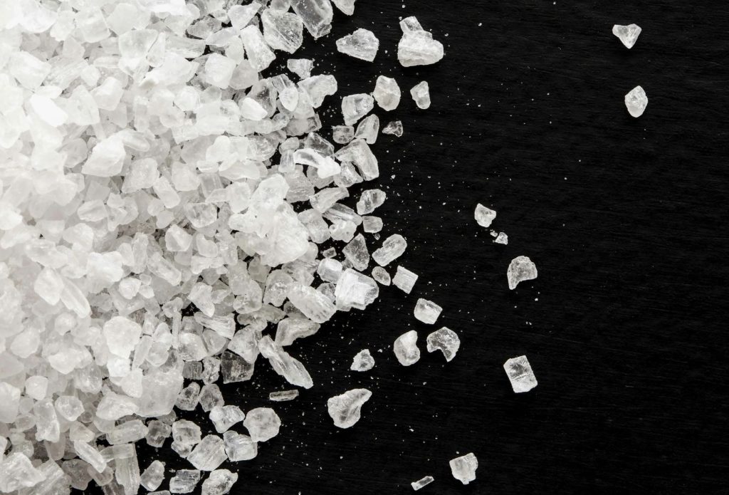 Kuidas tavaline sool aitab hoida kodu puhtana: 3 ootamatut viisi