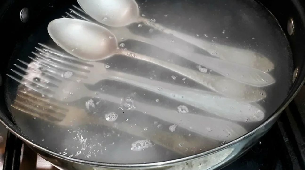 Kuidas lusikaid ja kahvleid särama panna: ideaalse läike saavutamiseks piisab ühest tabletist ja 15 minutist
