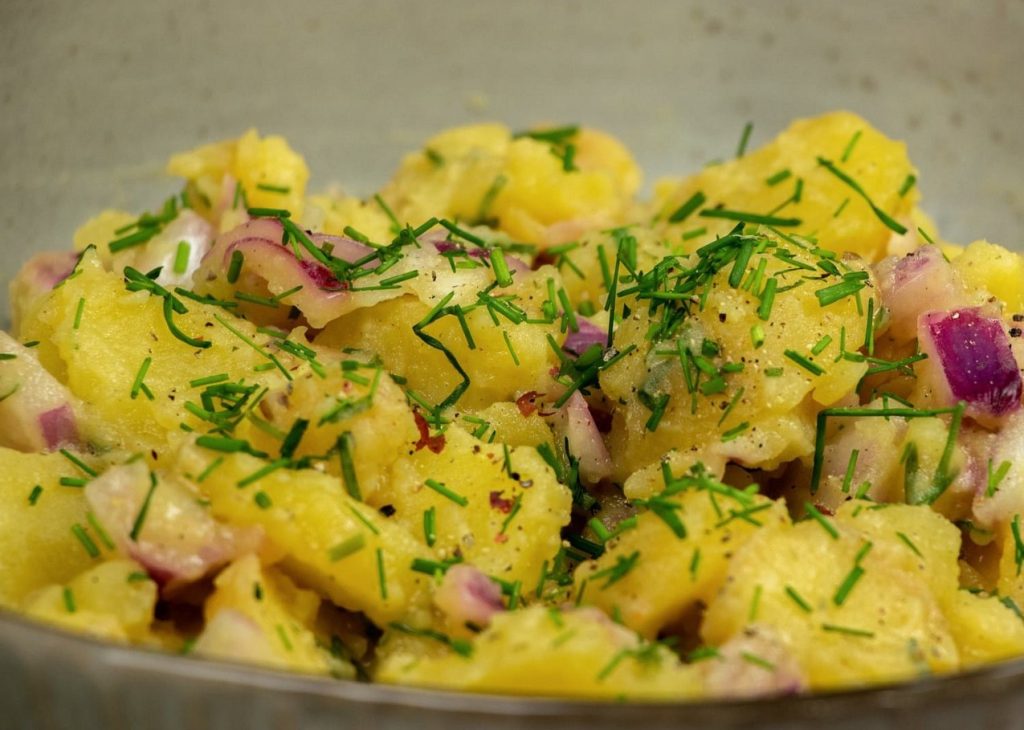 Nii valmistavad tšehhid maitsvat kartulisalatit. Selle maitse saladuseks on originaalne kaste