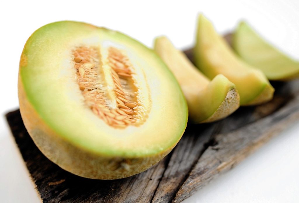 Kuidas säilitada lõigatud melonit, et see püsiks värske