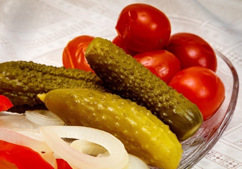 Kuninglikud kurkid on erakordsed. Serveerige neid pasteediga värske leiva peal