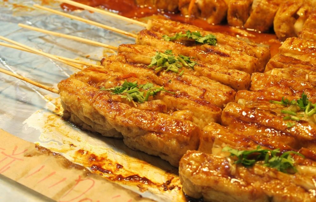 Tofu ja vürtsikate kurkidega šašlõkk: huvitava suupiste retsept