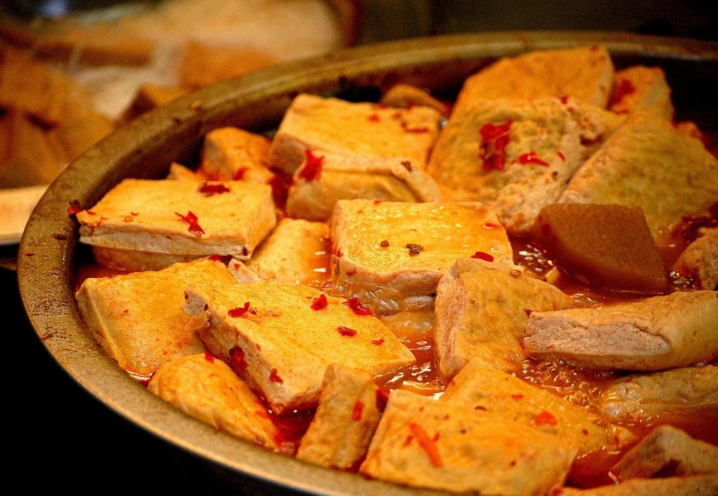 Tofu ja vürtsikate kurkidega šašlõkk: huvitava suupiste retsept