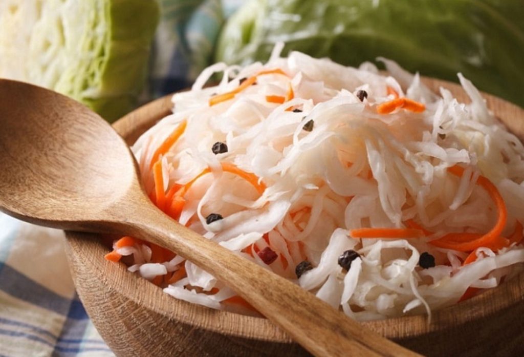 Krõmpsuv salat purgis – valge kapsas magushapu marinaadis nagu vanaema juures