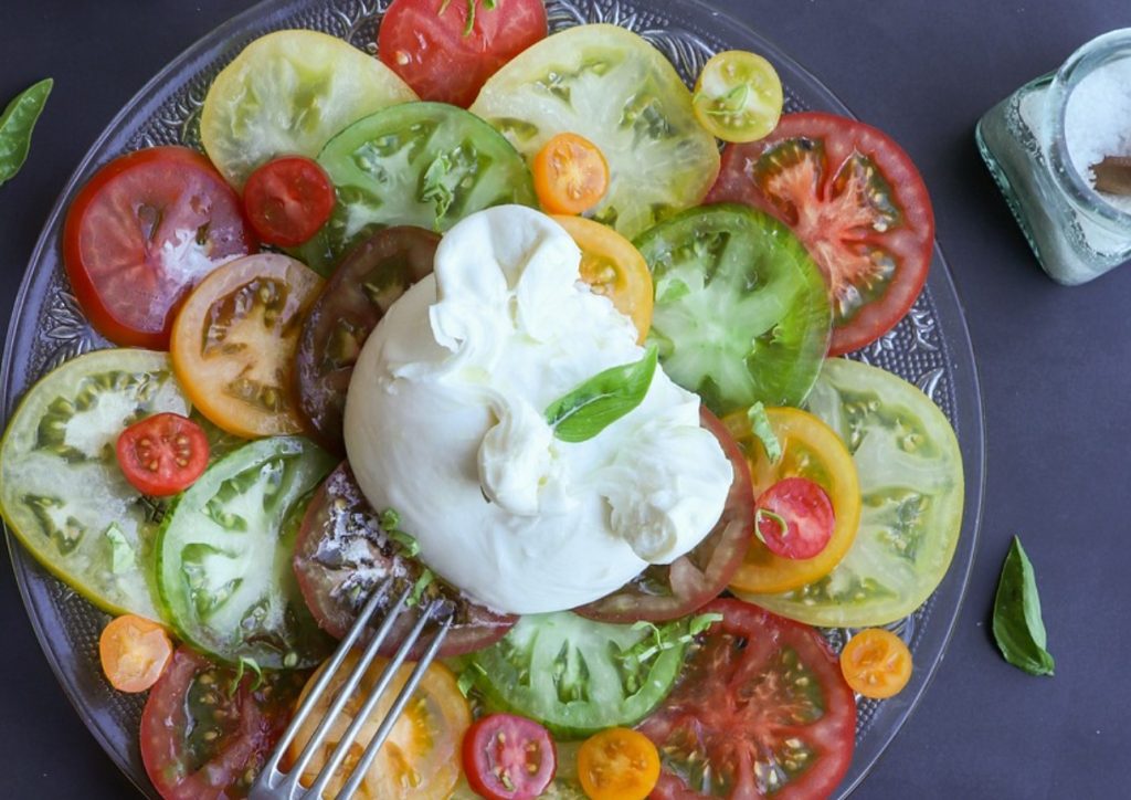 Burrata – kuidas nautida selle trendika juustu kreemjat pehmust
