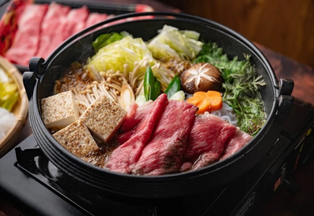 Mis on sukiyaki? Populaarne jaapani ühissöögitav roog, mis võlub teid