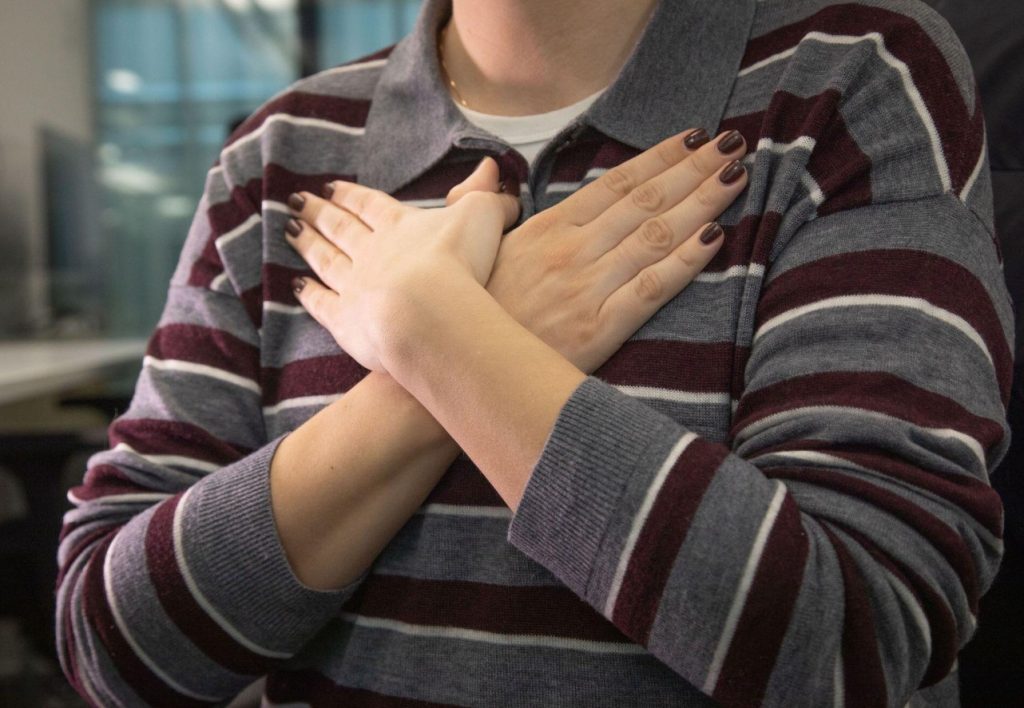 Liblika kallistus tundub nagu teine inimene puudutaks teid. Proovige end õrnalt kallistada, kui tunnete ärevust.