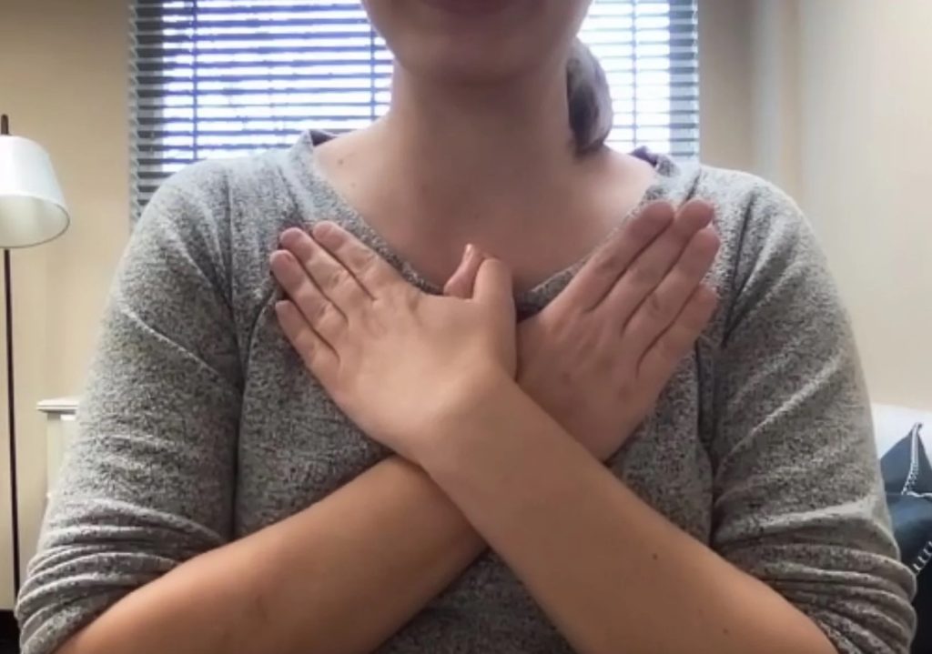 Liblika kallistus tundub nagu teine inimene puudutaks teid. Proovige end õrnalt kallistada, kui tunnete ärevust.