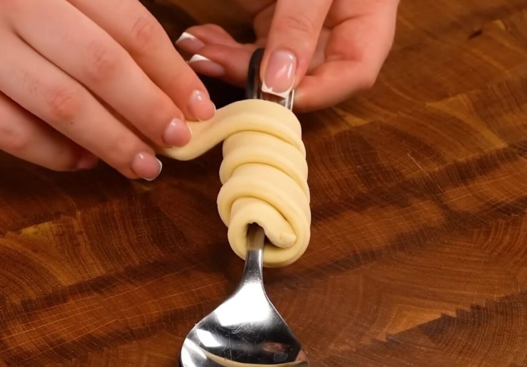 Krõbedad croissant'id saab kiiresti valmistada, keerates taina lusika käepidemele.