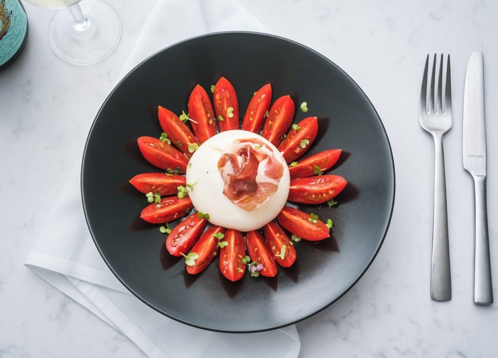 Mis vahe on mozzarella ja burrata juustudel? Sarnase välimusega juustud, täiesti erinevad kasutusviisid