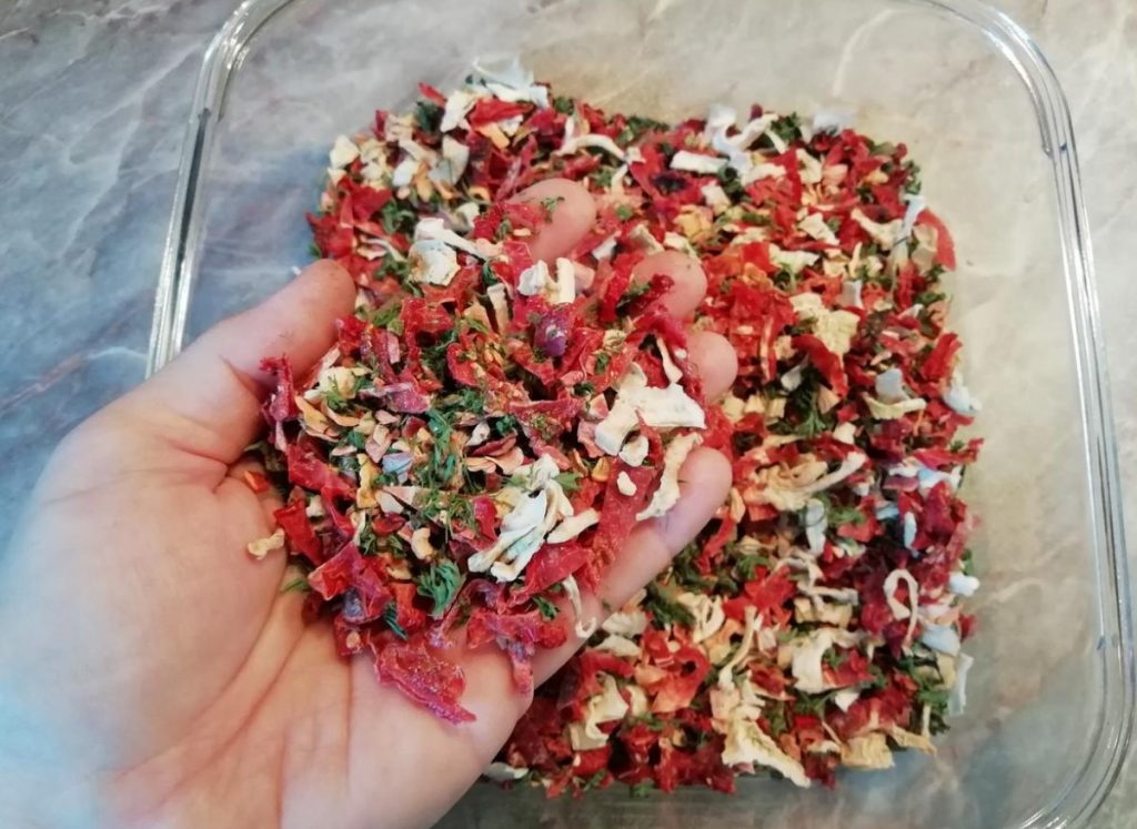 Kodune köögiviljatoit: maitsev ja ilma säilitusaineteta. Kuidas valmistada kvaliteetset kodust Vegeta maitseainet